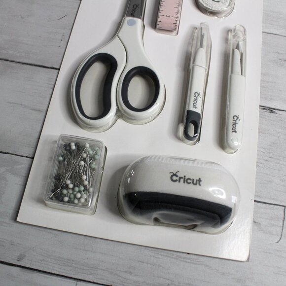 Cricut Sewing Tool Kit Scissors Leather Thimble Seam Ripper Pin Cushion - Picture 4 of 6